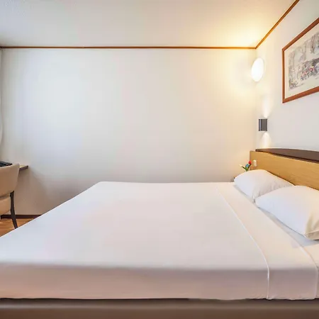 מלון Campanile & Restaurant 3*