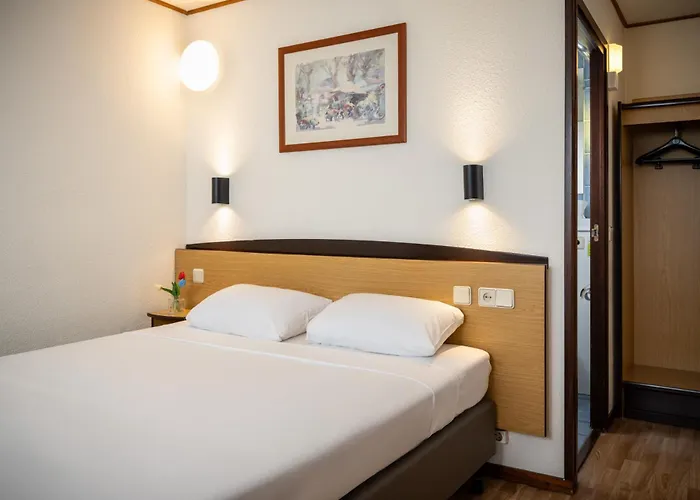 מלון Campanile & Restaurant 3*