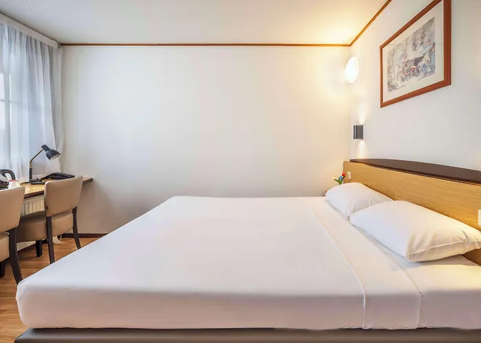 מלון Campanile & Restaurant 3*