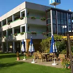 Campanile & Restaurant 3*